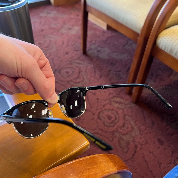 Foster Grant Sunglasses - Picture 3 of 6